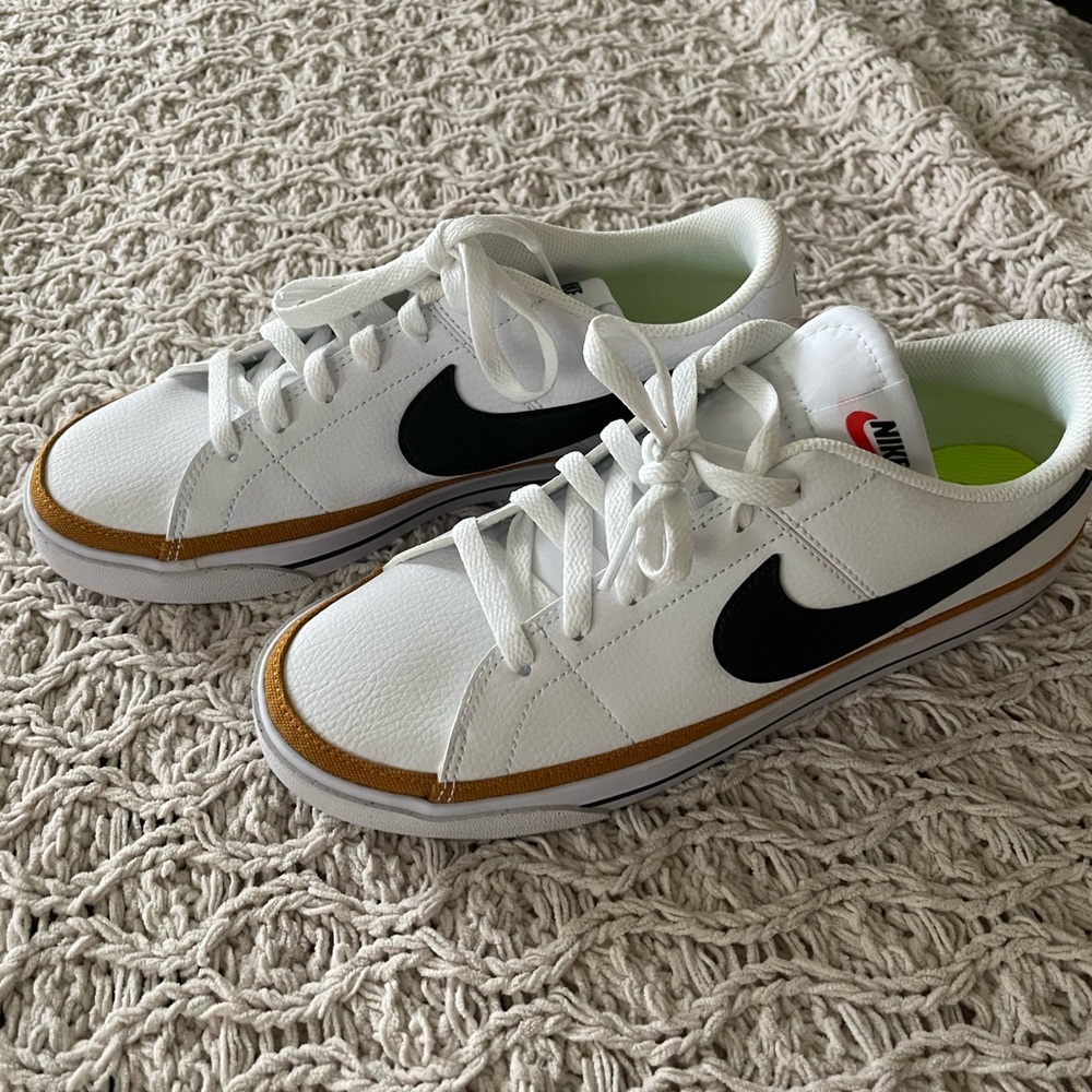 Nike Men’s White Sneakers with Black Swoosh and Brown Trim